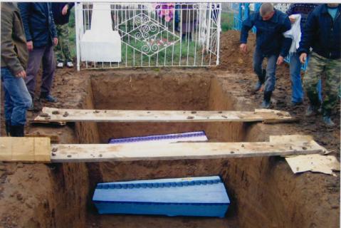 Церемония захоронения жертв расстрела. Фото 04.05.2005