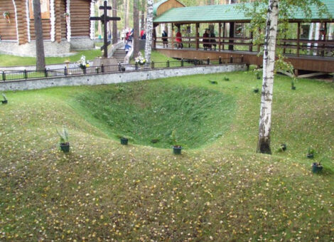 Место шахты рудника Ганина Яма на территории  монастыря.Источник: http://ganinayama.ru