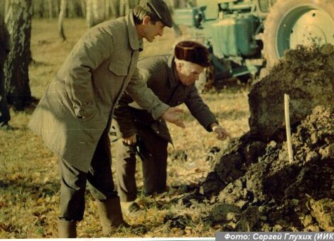 Фотография 1989 года.  Источник: http://www.vishime.ru/blogs/2011/04/04/pamyati-zhertv-politicheskih-repressij/