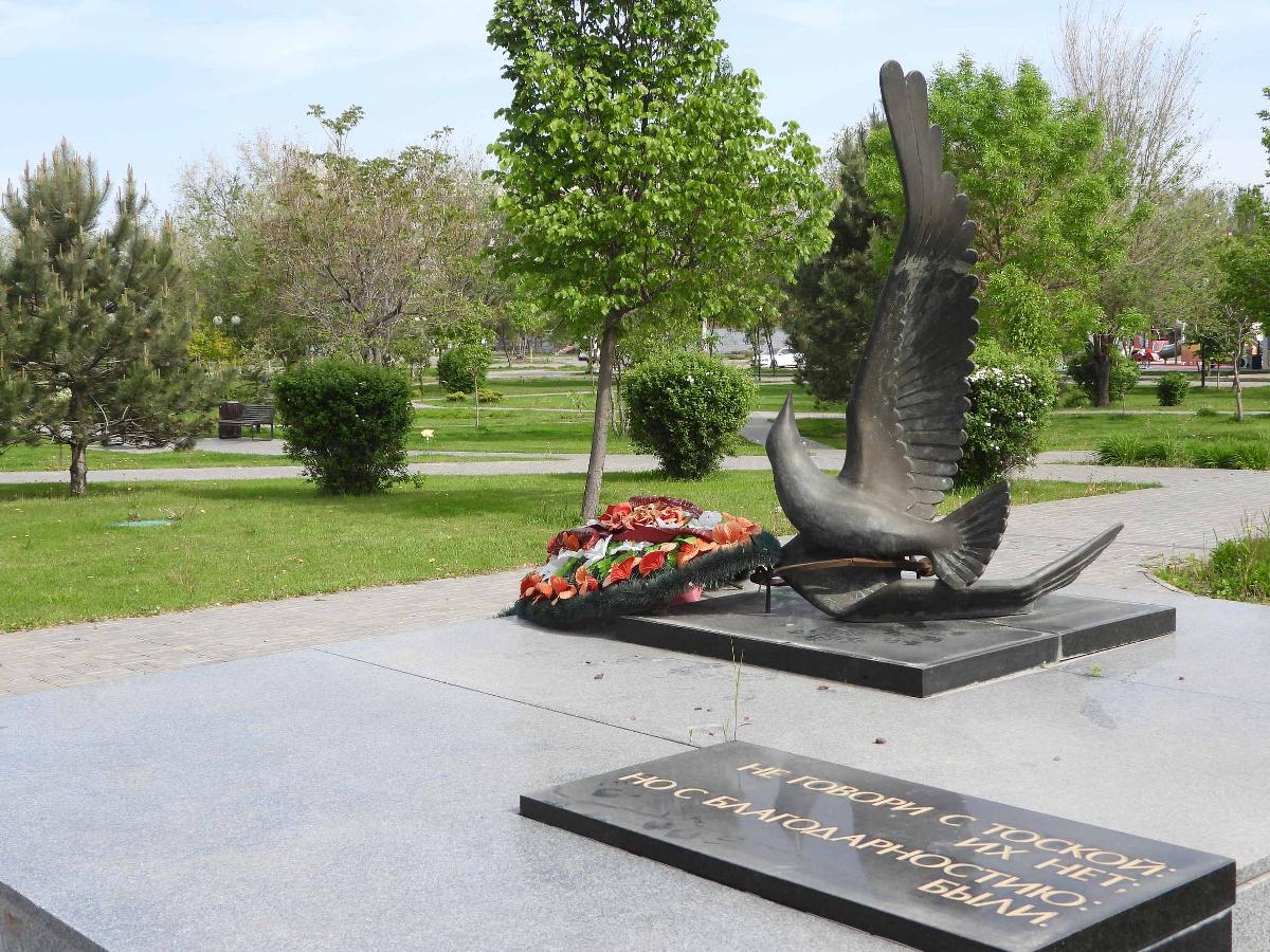Памятник жертвам политических репрессий в городе Астрахань